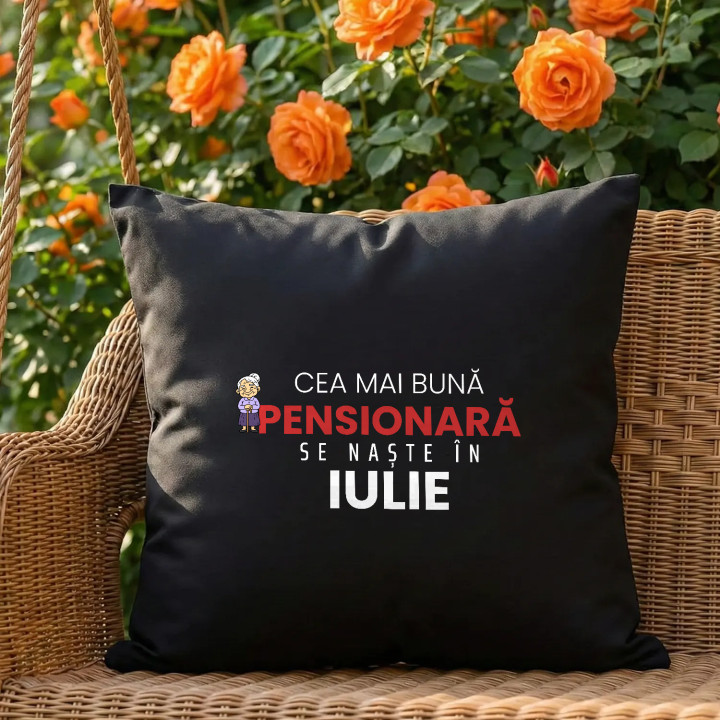 Cea mai bună pensionară se naște în iulie - pernă neagră cadou