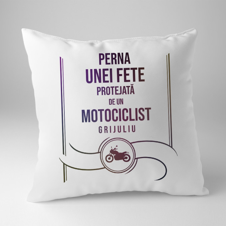 Perna unei fete protejată de un motociclist grijuliu - pernă