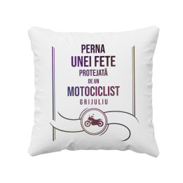 Perna unei fete protejată de un motociclist grijuliu - pernă