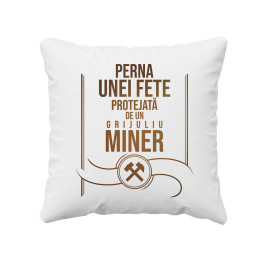 Perna unei fete protejată de un miner grijuliu   - perna