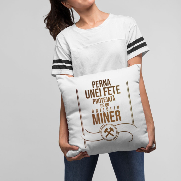 Perna unei fete protejată de un miner grijuliu   - perna