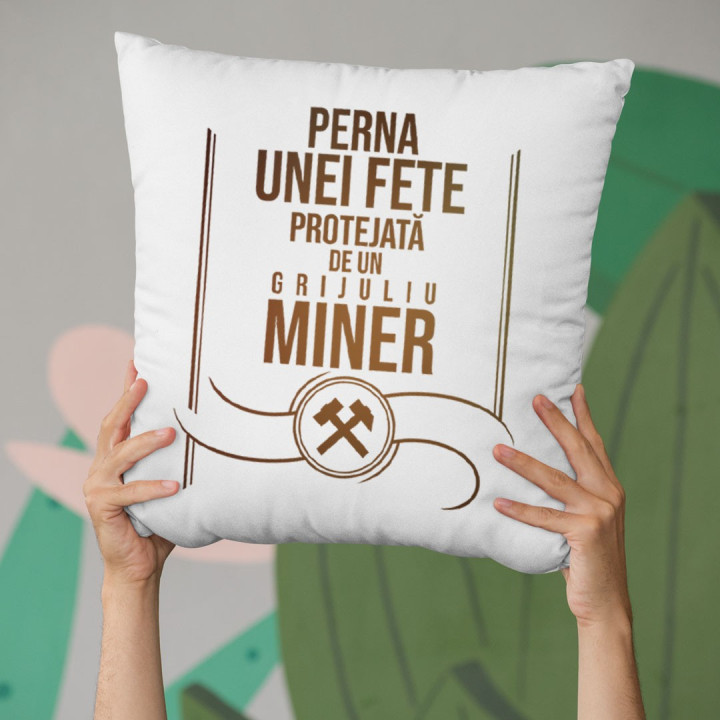 Perna unei fete protejată de un miner grijuliu   - perna