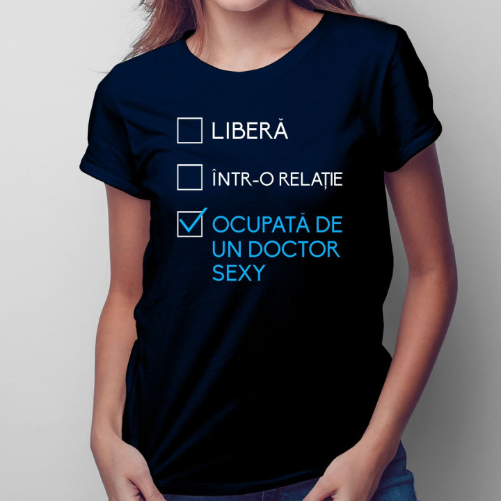 Liberă într-o relație / ocupată de un doctor sexy - T-shirt pentru femei