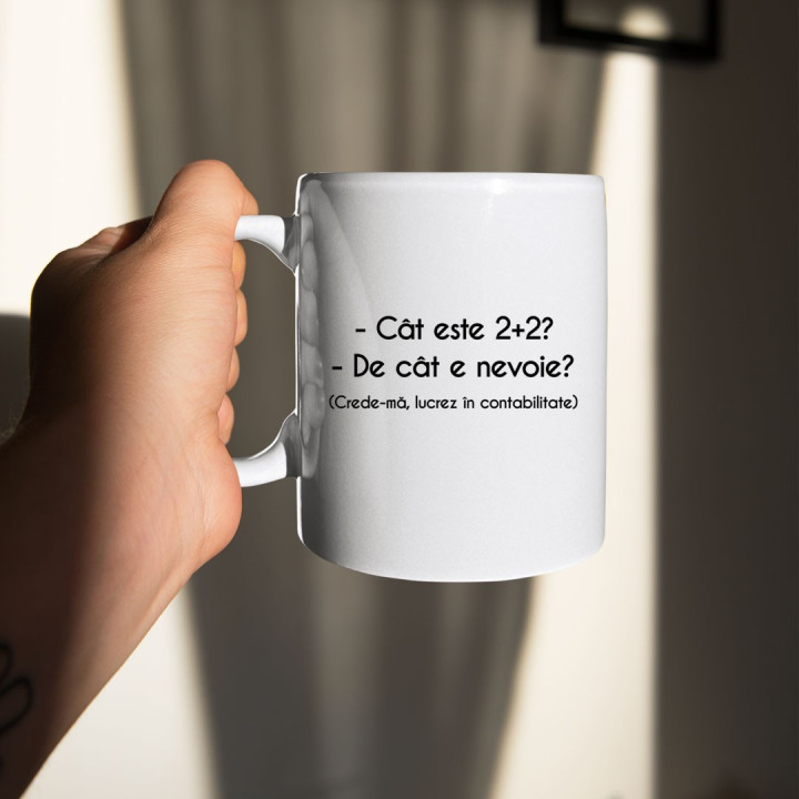 Cât este 2+2? - De cât e nevoie? (Crede-mă, lucrez în contabilitate) - cană