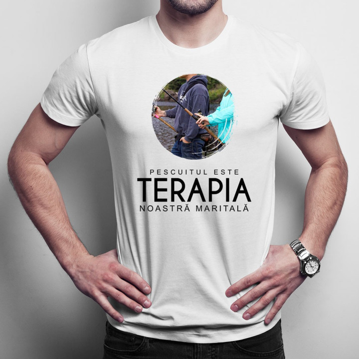 Pescuitul este terapia noastră maritală - T-shirt pentru bărbați și femei