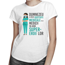 Dumnezeu a creat asistente medicale, ca şi medicii să aibă super-eroii lor - T-shirt pentru femei