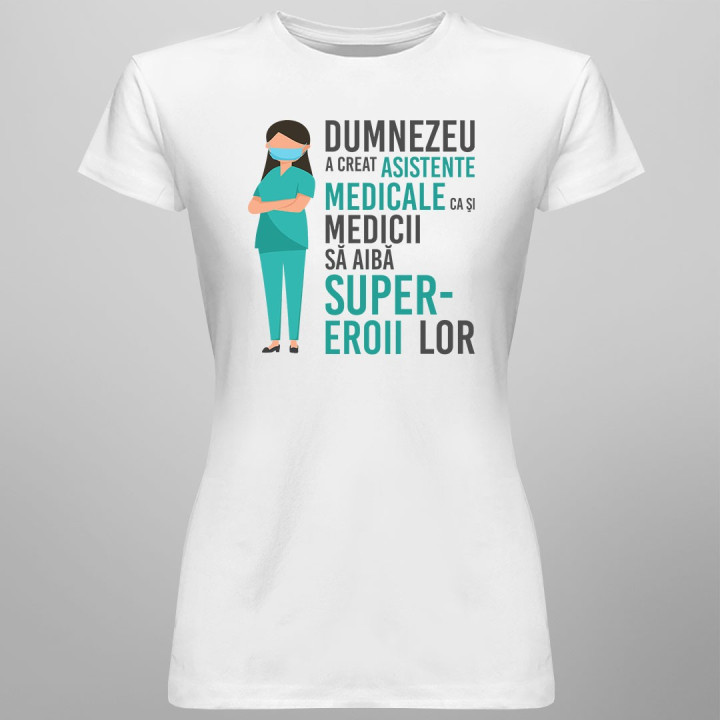 Dumnezeu a creat asistente medicale, ca şi medicii să aibă super-eroii lor - T-shirt pentru femei