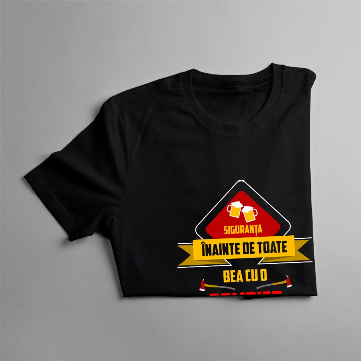 Siguranța înainte de toate - bea cu o pompier - T-shirt pentru bărbați
