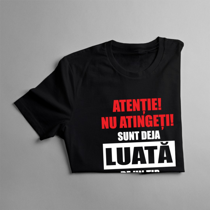 Atenție! Nu atingeți! Sunt deja luată de un tip atractiv - T-shirt pentru femei