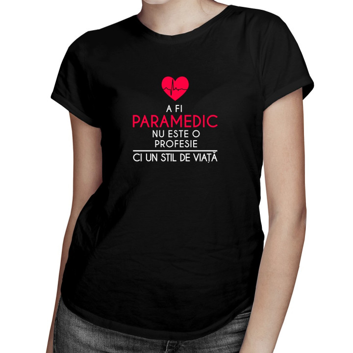 A fi paramedic nu este o profesie - T-shirt pentru femei
