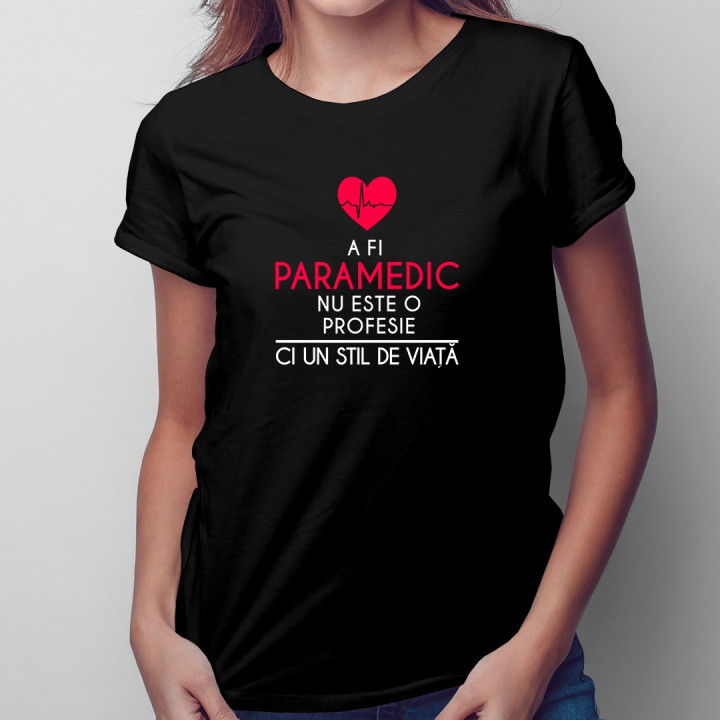 A fi paramedic nu este o profesie - T-shirt pentru femei