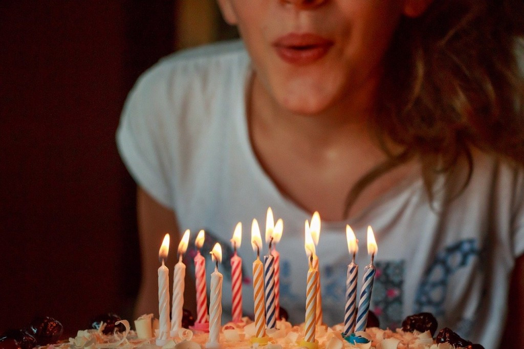 3 idei de cadouri amuzante pentru aniversarea de 18 ani